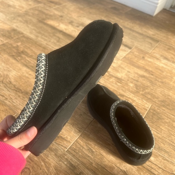 Ugg Tasmin Slippers, Black, Size 4 - Picture 1 of 5